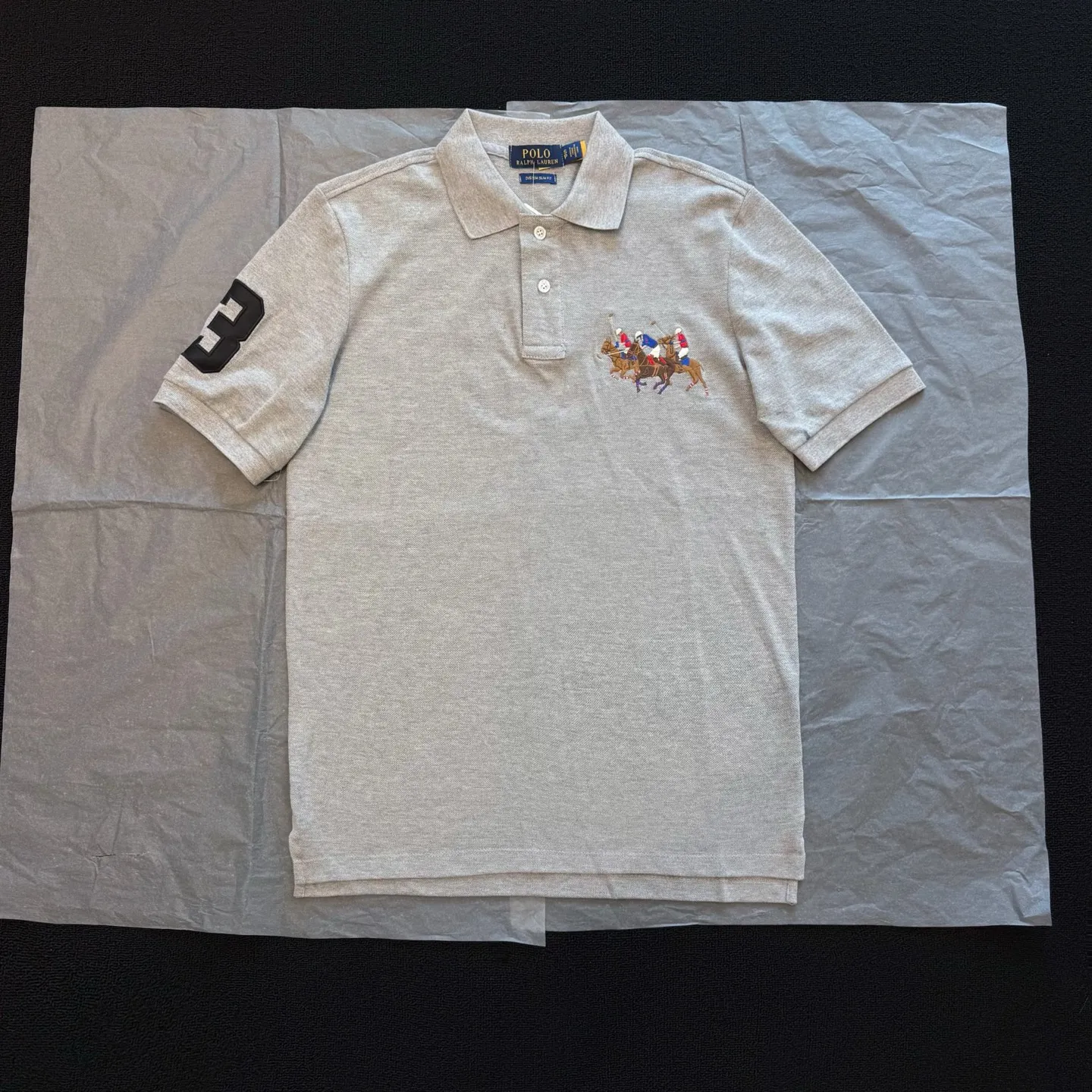 P170 Style No. RL02 (four colors) Ralph Lauren/Ralph Lauren Three Ponies embroidered logo, lapel polo shirt, T-shirt short-sleeved, fabric 100% pique cotton, imported embroidered logo on the chest, custom threaded collar, Malaysian embroidery, the highest version, suitable for business and leisure daily use! 🌘Two-button placket, laser logo pearlescent resin buttons, cuffs and hem using double-thread sewing technology, different currency versions, full set of original three-label accessories!   SIZE #S~XXL Color#Black Navy Gray White